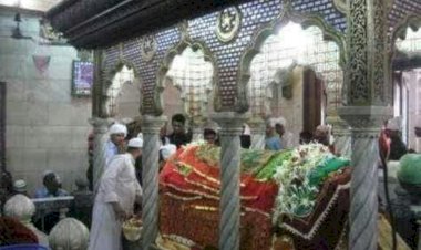 न नेजे उठेंगे और न मेले लगेंगे