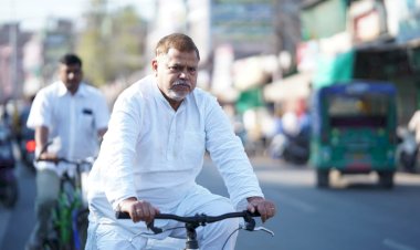 ऊर्जा मंत्री प्रद्युम्न सिंह तोमर सड़कों पर साइकिल चलाते दिखे ,मंडी जाकर घर के लिए खरीदी सब्जी, युवाओं के साथ क्रिकेट भी खेला