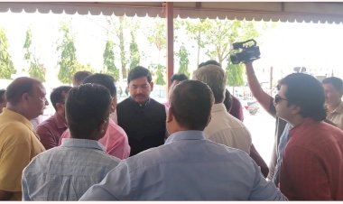 पुलिस ने किया पत्रकार  कुलदीप सिंगोरिया के खिलाफ झूठा मामला दर्ज, थाने में धरने पर बैठे मीडियाकर्मी, टीआई को सस्पेंड करने की मांग पर अड़े, सीएम के संज्ञान में मामला