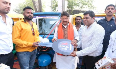 भारत का पहला ब्लूटूथ-कनेक्टेड इलेक्ट्रिक थ्री-व्हीलर 'टीवीएस किंग ईवी मैक्स' इंदौर में लॉन्च,मंत्री  कैलाश विजयवर्गीय द्वारा शोरूम का उद्घाटन