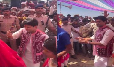 नए अंदाज में दिखे ज्योतिरादित्य सिंधिया, आदिवासियों के साथ जमकर किया डांस