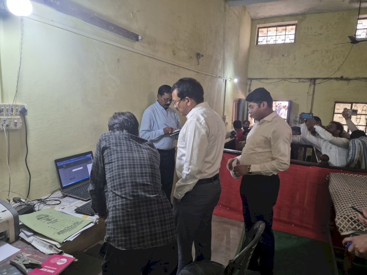 कोंच तहसील का डीएम ने किया वार्षिक निरीक्षण, सेवा पुस्तिका,अवकाश विवरण की पुस्तिका परखी,साफ सफाई की हिदायत दी