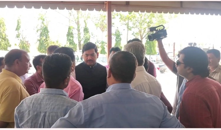 पुलिस ने किया पत्रकार कुलदीप सिंगोरिया के खिलाफ झूठा मामला दर्ज, थाने में धरने पर बैठे मीडियाकर्मी, टीआई को सस्पेंड करने की मांग पर अड़े, सीएम के संज्ञान में मामला