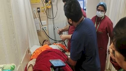 अनशन के दौरान लोनी विधायक नंदकिशोर गुर्जर की तबियत बिगड़ी, अस्पताल में हुए भर्ती,3 घंटे इलाज के बाद छुट्टी