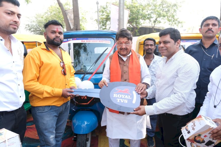भारत का पहला ब्लूटूथ-कनेक्टेड इलेक्ट्रिक थ्री-व्हीलर 'टीवीएस किंग ईवी मैक्स' इंदौर में लॉन्च,मंत्री  कैलाश विजयवर्गीय द्वारा शोरूम का उद्घाटन
