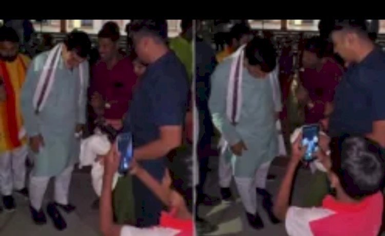 बिजली मंत्री के भाषण के बीच बत्ती गुल, मोबाइल की रोशनी में पहनना पड़ा जूता,एसडीओ और जेई सस्पेंड