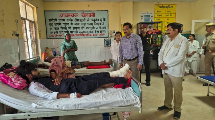 जिला अस्पताल का निरीक्षण,तीमारदारों को दवा बाहर से न लिखी जाय,अनाधिकृत लोगों का प्रवेश बंद हो । जिलाधिकारी
