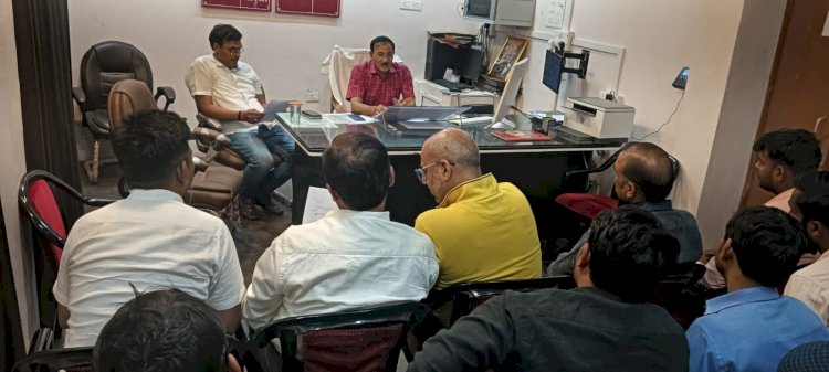एक अप्रैल से वैध ईरिक्शा ही चल सकेंगे, परिवहन कार्यालय में ई रिक्शा संचालकों के बैठक करते एआरटीओ