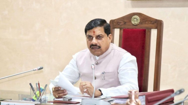 कम मोहन यादव का एक्शन,लापरवाह अफसरों पर गिरी गाज,4 बड़े अफसर निलंबित 2 को नोटिस