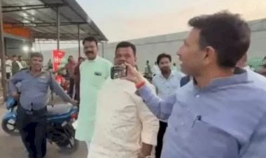 उज्जैन के पास सड़क पर खुलेआम शराब पीते दिखे लोग,जीतू पटवारी ने वायरल किया वीडियो