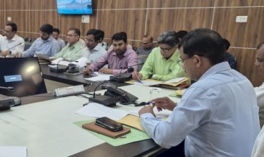 दुर्घटनाओं को कम करने के लिए राष्ट्रीय मार्ग,राजमार्ग पर साइन बोर्ड एवं रिफ्टेक्टर लगाने कार्य सुनिश्चित हो,।जिलाधिकारी