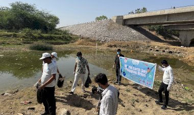विश्व पृथ्वी दिवस पर पर्यावरण व नदी संरक्षण के लिए किया गया श्रमदान, प्लास्टिक मुक्त जनपद जालौन का संकल्प लिया गया