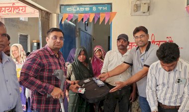 शिक्षा को बढ़ावा देने की दिशा में अदाणी फाउंडेशन अनुपपुर की पहल — छतई ग्राम से शुरू हुआ स्कूल बैग वितरण कार्यकम