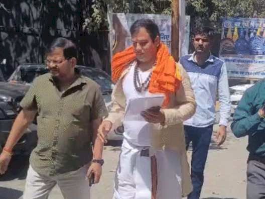 फटे कपड़ों में अयोध्या पहुंचे BJP विधायक नंदकिशोर गुर्जर,रामलला के दर्शन कर , बोले- क्या यूपी पाकिस्तान हो गया?