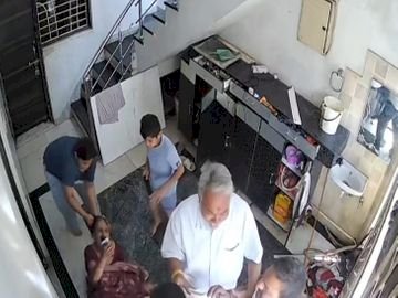पत्नी ने पति पर बरसाए थप्पड़, भाई के साथ मिलकर सास को पीटा;घटना का वीडियो सामने आया