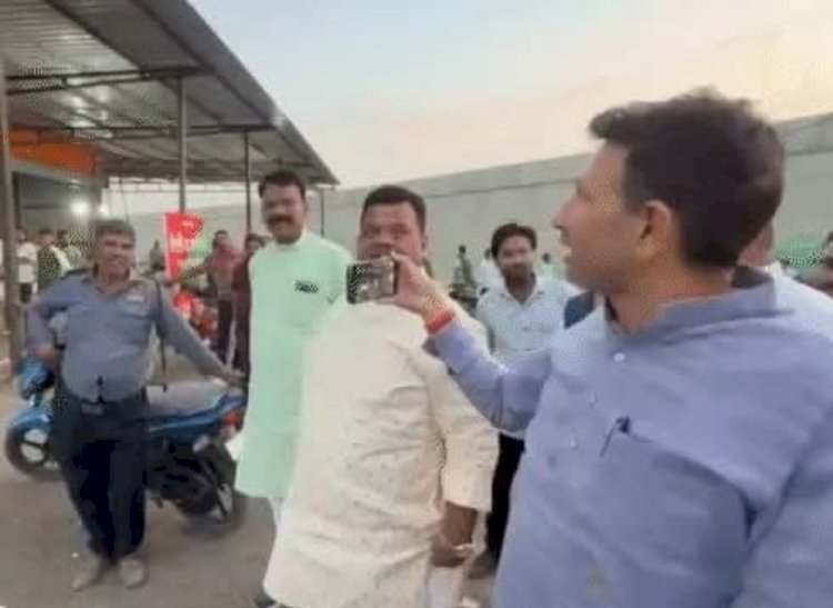 उज्जैन के पास सड़क पर खुलेआम शराब पीते दिखे लोग,जीतू पटवारी ने वायरल किया वीडियो