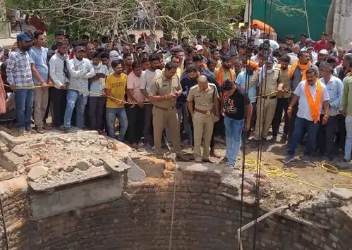 भीषण सड़क हादसा, टक्कर के बाद कुएं में गिरी कार, 12 लोगों की मौत