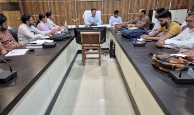 जिले को मिले  67 लेखपाल,प्रशिक्षण देते जिलाधिकारी