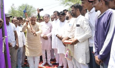 सब गांवो को सड़कों से जोड़ना सरकार की प्राथमिकता।