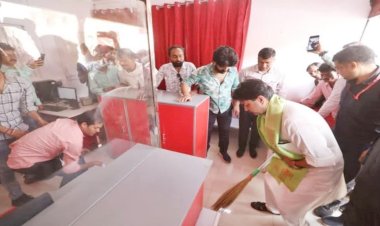 केंद्रीय मंत्री सिंधिया का दिखा अनोखा अंदाज,पोस्ट ऑफिस में गंदगी देख  खुद ही उठाई झाड़ू कर दी सफाई : बोले  ऐसे ही साफ रखना