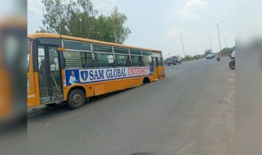 चलती बस के पहिए निकले:कई छात्र सीट से उछलकर गिर पड़े, 16 सवार थे; सैम ग्लोबल यूनिवर्सिटी की है बस