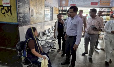 प्राथमिक स्वास्थ्य केंद्र जालौन का औचक निरीक्षण चिकित्सक व नर्स ड्यूटी से नदारद, जिलाधिकारी ने लगाई फटकार