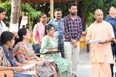 महिला सुरक्षाकर्मी पर भड़के सीएम योगी :जनता दर्शन में लेडी सिक्योरिटी आफिसर से बोले- इनको क्यों पकड़ा है, छोड़ो