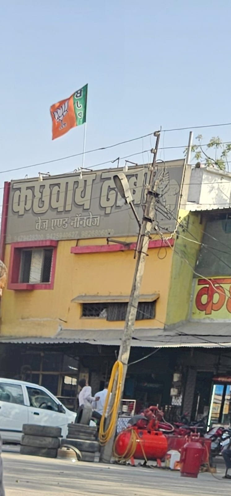 भारतीय जनता पार्टी का कार्यकर्ता बस स्टैंड पर अतिक्रमण कर मंदिर के पास खुलेआम बेच रहा मांस