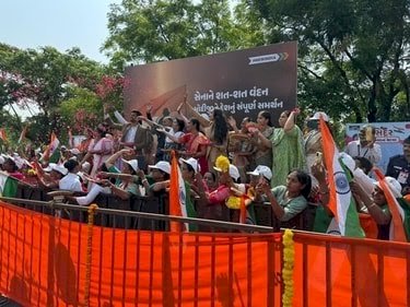 PM मोदी के रोड-शो में पहुंचा कर्नल सोफिया का परिवार : वडोदरा में पीएम मोदी का रोड शो,कुरैशी के परिवार ने की पुष्पवर्षा; भाई-बहन ने कही यह बात