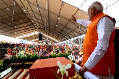 भोपाल पहुंचे पीएम मोदी, लोगों ने हाथों में तिरंगा लेकर किया स्वागत