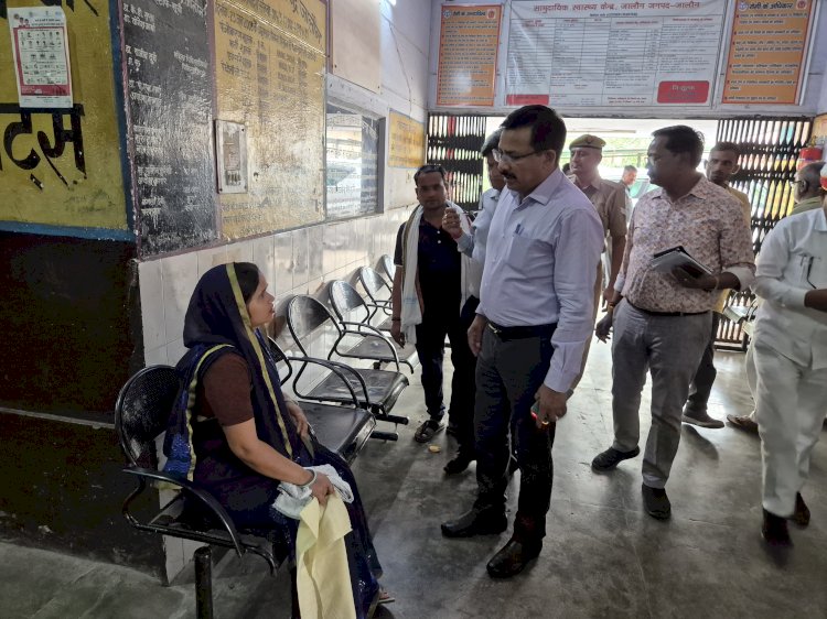 प्राथमिक स्वास्थ्य केंद्र जालौन का औचक निरीक्षण चिकित्सक व नर्स ड्यूटी से नदारद, जिलाधिकारी ने लगाई फटकार