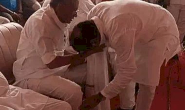 दिग्विजय सिंह मंच छोड़कर दर्शक दीर्घा में बैठे, पूर्व मंत्री पैर छूकर मनाते रहे लेकिन वह नहीं माने