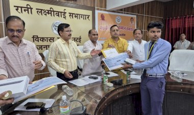 मुख्यमंत्री योगी आदित्यनाथ ने यूपी बोर्ड टॉपर्स को किया सम्मानित, जनपद जालौन के मेधावियों ने बढ़ाया गौरव