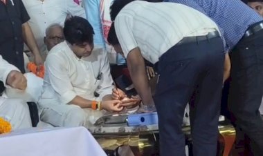 केंद्रीय मंत्री सिंधिया को मधुमक्खी ने मारा डंक, इलाज के बाद मंच पर लौटे, ट्रेन में यात्रियों के साथ गाया गीत