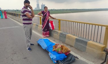 शर्मसार: मां के शव को 1 KM तक स्ट्रेचर पर ढोता रहा बेटा, उसी पुल पर दिया विधायक की गाड़ी को पास…फजीहत के बाद हुई जिम्मेदारों पर कार्रवाई!