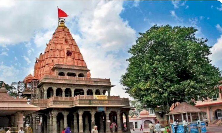 तेज हवा में गिरा महाकाल मंदिर का स्वर्ण ध्वज, पुजारियों ने जताई चिंता, क्या यह अनिष्ट का संकेत?