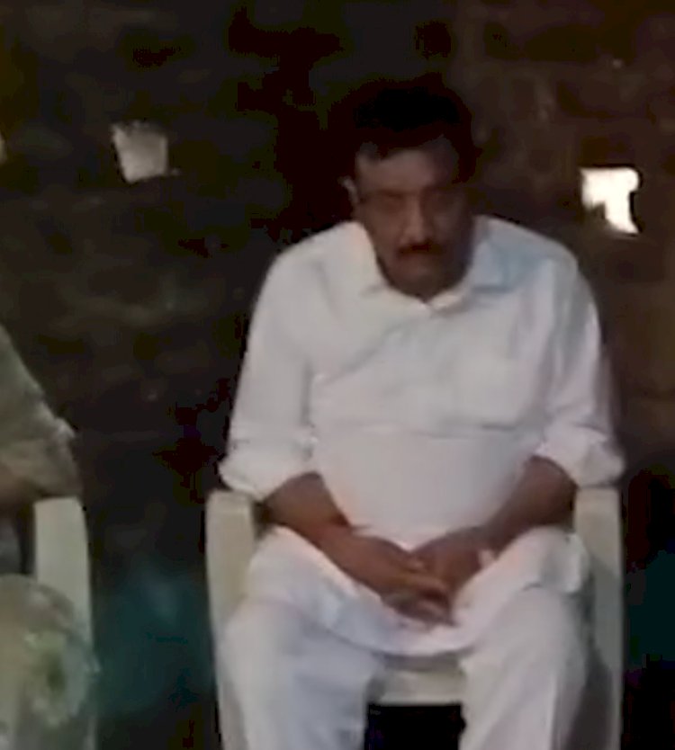 17 दिन बाद दिखे मंत्री विजय शाह:खंडवा में गैंगरेप पीड़िता के घर पहुंचे, पढ़ाई छोड़ चुकी बेटी को स्कूल भेजा