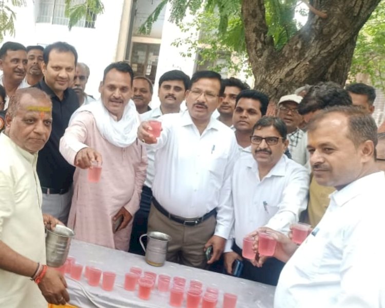 कलेक्ट्रेट में गर्मी को कम करने के लिए शरबत वितरण का आयोजन,जिलाधिकारी ने किया शुभारंभ