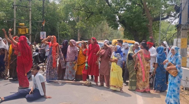 कारवाई न होने पर भड़के परिजनों ने डीएम एसपी आवास के सामने लगाया जाम , दो दिन पूर्व बेतवा नदी में जख्मी हालत में मिला था शव परिजनों ने दोस्तों पर लगाया था हत्या का आरोप