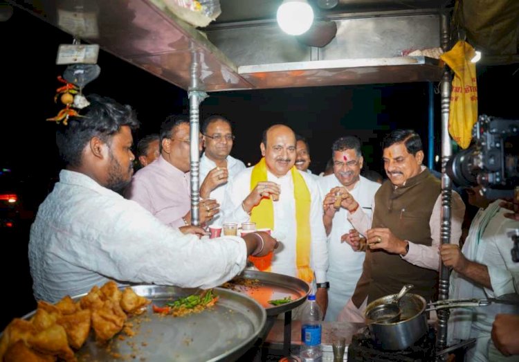 CM मोहन यादव ने रोका काफिला और पहुंच गए टी स्टॉल,ऑनलाइन भुगतान किया, खुशी से झूम उठा चाट विक्रेता