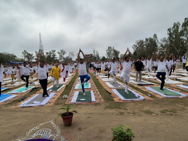 पुलिस लाइन में योग दिवस पर योगाभ्यास का आयोजन,जिले के जनप्रतिनिधियों, अधिकारियों व नेताओं ने की सहभागिता