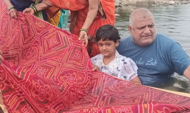 बारहलिंग में मां ताप्ती का हुआ दुग्धाभिषेक, अर्पित की 108 मीटर चुनरी,  कन्याओं एवं महिलाओं को समिति ने वितरित किए वस्त्र