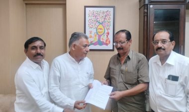 महाविद्यालयों में शैक्षणिक विकास को लेकर नितिन शर्मा तथा विनय मिश्रा ने उच्च शिक्षा मंत्री इंदर सिंह परमार से मुलाकात की