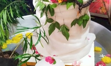 बाबा अमरनाथ की तर्ज पर 100 से अधिक महिलाओं ने बनाए बर्फ के पार्थिव शिवलिंग, दामोदर धाम में हुआ भव्य अभिषेक