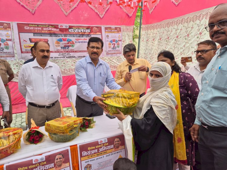 स्वस्थ जीवन के लिए दवा के साथ पोषण भी जरूरी- डीएम,टीबी (छय) रोग से ग्रसित लाभार्थियों को पोषण पोटली वितरित की गईं