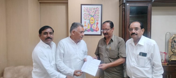 महाविद्यालयों में शैक्षणिक विकास को लेकर नितिन शर्मा तथा विनय मिश्रा ने उच्च शिक्षा मंत्री इंदर सिंह परमार से मुलाकात की