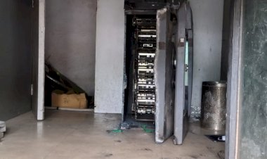 एसबीआई के एटीएम को काटकर लाखों रुपए ले गए चोर,  मामला जैन धर्मकांटे के सामने का