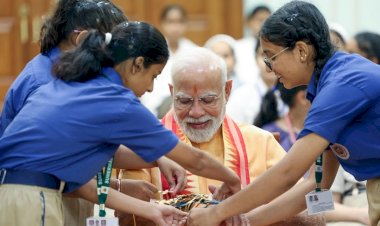 PM मोदी ने स्कूली छात्राओं से बंधवाई राखी, देशभर में रक्षा बंधन की धूम