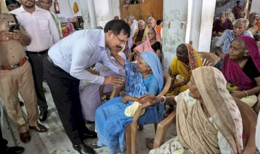 स्वतंत्रता दिवस पर सेवा और स्नेह की सौगात - डीएम व एसपी ने बांटी खुशियां,   जिला अस्पताल में मरीजों को फल, वृद्ध आश्रम में फल, चश्मे व अयोध्या दर्शन की सौगात; आशीर्वाद और दुलार से गूंज उठा माहौल