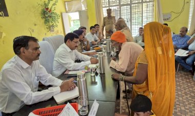 माधौगढ़ में सम्पूर्ण समाधान दिवस, डीएम ने दिखाई सख्ती, अनुपस्थित अधिकारियों का वेतन रोका